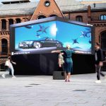 Marketingaktivierung in Hamburg: Mercedes-AMG SL interagiert auf 3D-Billboard mit PassantenMarketing campaign in Hamburg: Mercedes-AMG SL interacts with passers-by on 3D billboard