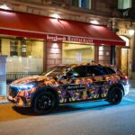 Im Rahmen der Partnerschaft mit den „Mercedes-Benz Fashion Moments“ haben RIANNA + NINA einen vollelektrischen Mercedes-Benz EQS SUV in ihrerIm Rahmen der Partnerschaft mit den „Mercedes-Benz Fashion Moments“ haben RIANNA + NINA einen vollelektri