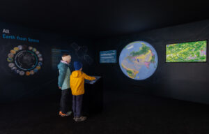 Half Dome Globe in der Talstation (Foto: Harald Steiner)