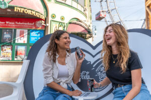 Coke Brand Managerin Vivien Isabel Herak Hadas (rechts) auf der Bestie Bank (Foto: Marcus Seewald Fotografie/Coca-Cola Österreich)