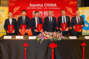 Vertragsverlängerung für die bauma China mit Wirtschaftsminister Hubert Aiwanger (Mitte). Rechts die Messe München-Geschäftsführer Stefan Rummel Reinhard Pfeiffer. (Foto: StMWi/E. Neureuther)