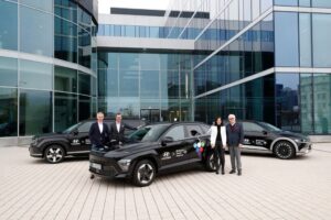 Fahrzeugübergabe: Ulrich Mechau, Marsilius Graf von Ingelheim, Christina Herzog und Michael Herrmann (von links, Foto: Hyundai Motor Deutschland GmbH)