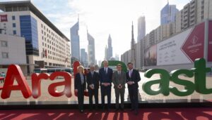 Zur ArabPlast 2025 kamen in Dubai unter anderem zusammen: Petra Cullmann, Tarek Sibai, Wolfram N. Diener, Ingo Klöver und Marius Berlemann (von links, Foto: Messe Düsseldorf)