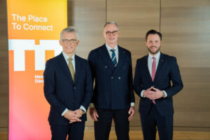 Die Geschäftsführung der Messe Düsseldorf: Bernhard J. Stempfle (Geschäftsführer Finanzen & Infrastruktur), Wolfram N. Diener (Vorsitzender der Geschäftsführung) und Marius J. Berlemann (operativer Geschäftsführer) (von links, Foto Messe Düsseldorf/Mhoch4)